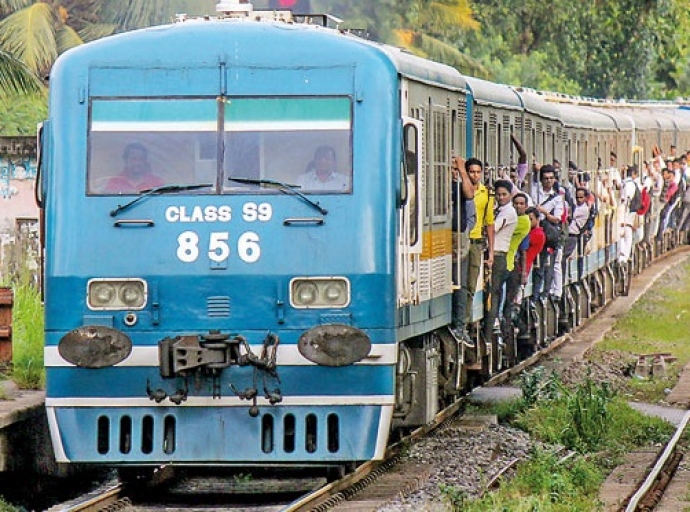 දුම්රියේ ගමන් බිමන් යන අයට විශේෂ දැණුම් දීමක් -මෙන්න අලුත් කාලසටහන