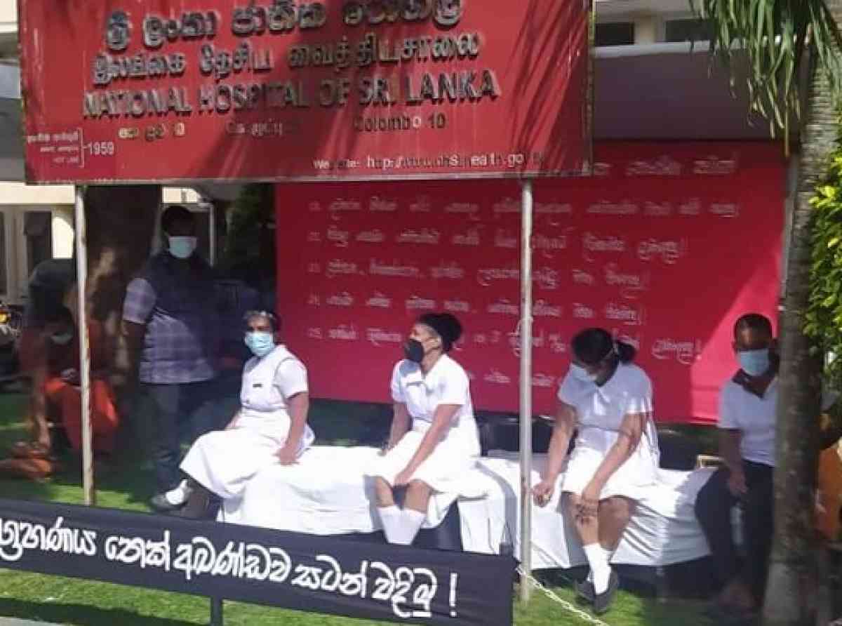 සෞඛ්‍ය සේවකයින් අඛන්ඩ සත්‍යග්‍රහයක (PHOTO)