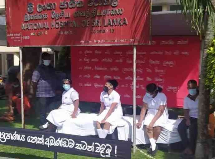 සෞඛ්‍ය සේවකයින් අඛන්ඩ සත්‍යග්‍රහයක (PHOTO)