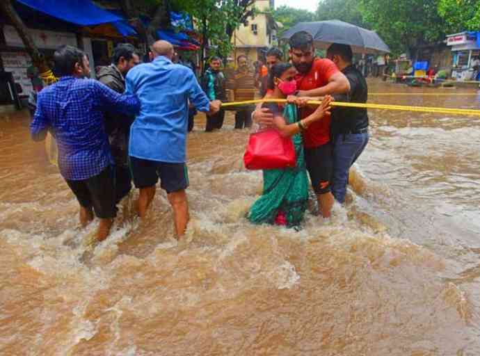 කොරෝනාවෙන් බැටකන ඉන්දියාව අයහපත් කාලගුණයෙන් තවත් අසරණ වෙයි