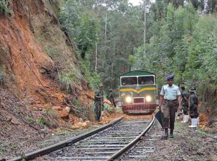 වර්ෂාවෙන් දුම්රිය ගමනාගමනයට දැඩි බාධා