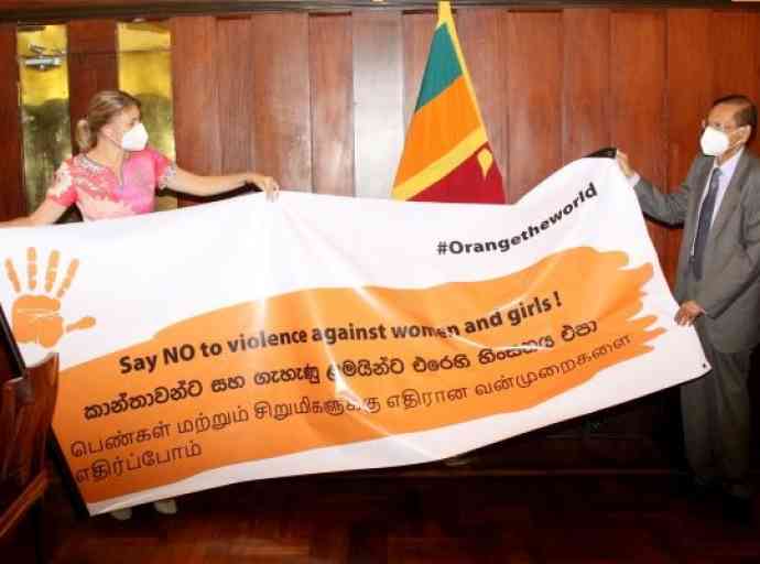 නෙදර්ලන්ත තානාපතිවරිය ‘Orange the World’  බැනරය විදේශ අමාත්‍යවරයා වෙත පිළිගන්වයි