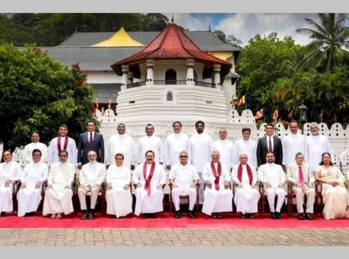 කැබිනට් මණ්ඩලයම තම ධූරවලින් ඉල්ලා අස්වෙයි