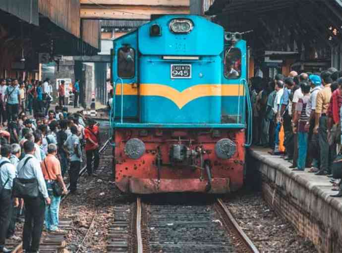 කාර්යාල දුම්රිය 48න් 22ක් පමණයි!