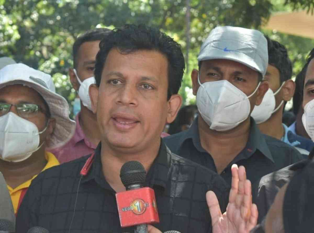 අතිරේක ලේකම්වරයෙක් ඇමති දියණියගෙන් කප්පම් ඉල්ලලා