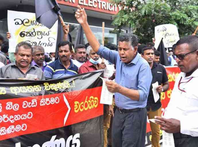 රජයේ ක්‍රියාකලාපයට විරෝධය දක්වා විදුලි සේවකයෝ පාරට බසිති