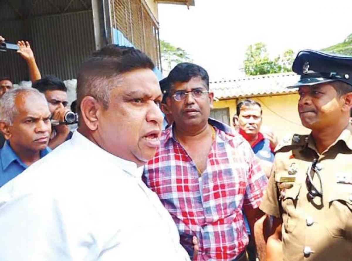 ඇමැති චාමර ඉදිරියේ ගුටිකාපු නිලධාරියාගේ වැඩ තහනම්