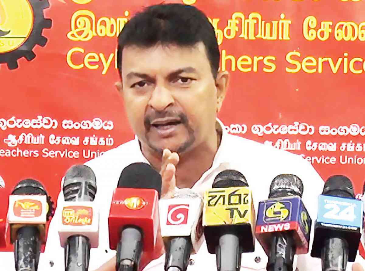 ගුරු වෘත්තීය සමිති නායක මහින්ද ජයසිංහ කම්කරු නියෝජ්‍ය අමාත්‍යවරයා ලෙස දිවුරුම් දෙයි