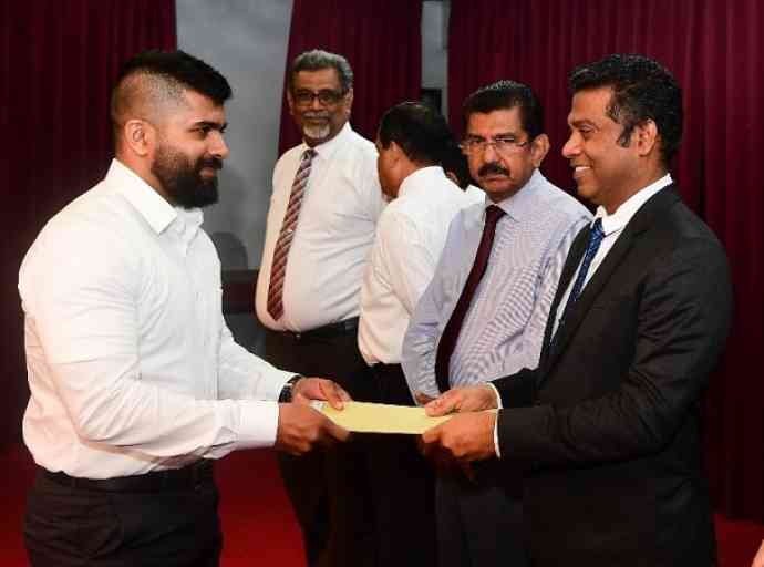 මෙරට ජනතාගේ බදු මුදලින් උපාධිධාරියෙක් නිර්මාණය කළ විට ඔහුගේ අනාගතය සරු කිරීමේ වගකීම ද රජයට පැවරේ - වෛද්‍ය නලින්ද ජයතිස්ස