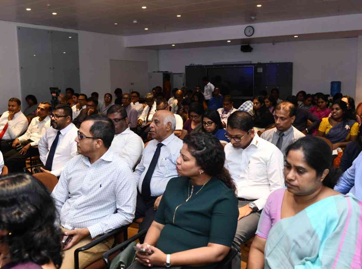 ඇමෙරිකානු තීරු බදු බලපෑමට මුහුණදීමට රජයේ නිලධාරීන් සහ අපනයන ක්ෂේත්ර නියෝජිතයන් අපනයන සංවර්ධන මණ්ඩලයේ දී (EDB) එක්වෙති