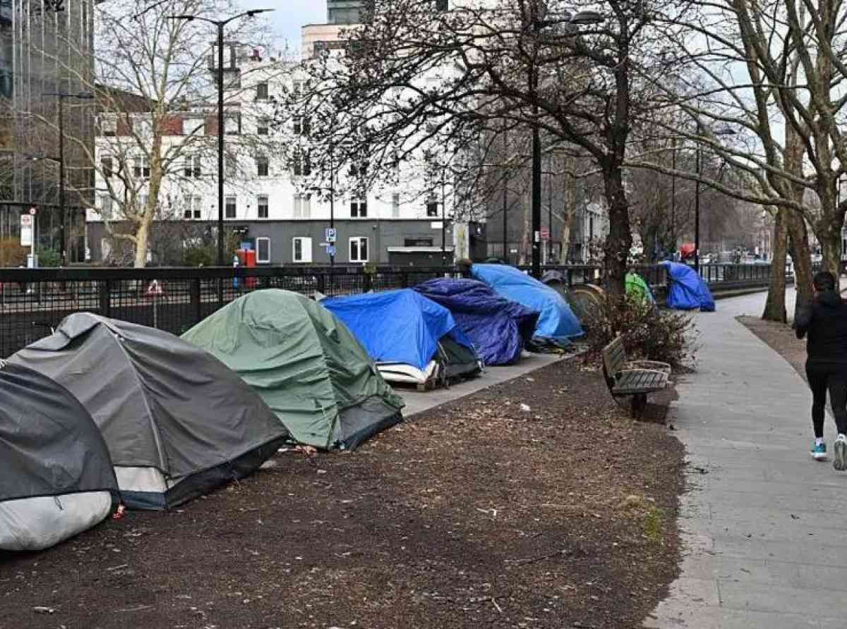 බ්‍රිතාන්‍යයේ මහ පාරේ නිදන  ශ්‍රී ලාංකික දේශපාලන අනාථයෝ 