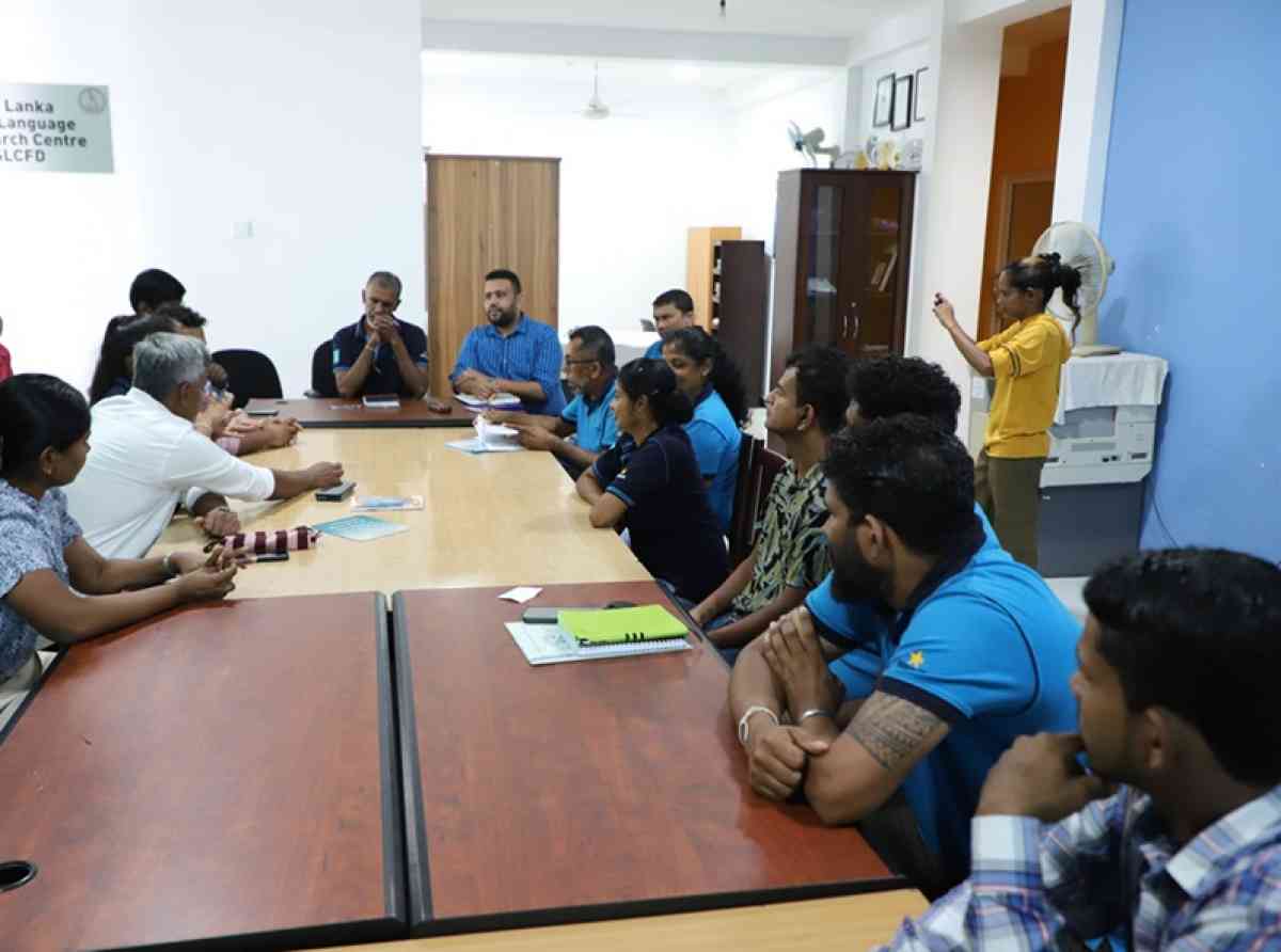 අප ඉදිරියේ මහා සමාජය ද ආබාධිතයි; එහෙත් ශ්‍රව්‍යාබාධිත වීම නිසා බැට කන්‌නේ අප යි