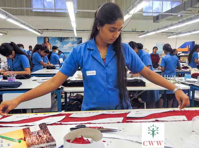 වෘත්තීය සමිති කාන්තා නායකත්ව බාධක ඉවත් කර ස්ත්‍රී කම්කරුවන්ගේ අයිතිවාසිකම් ආරක්ෂා කරමු; සංක්‍රමණික සේවකයන් ආරක්ෂා කරමු - වැඩකරන කාන්තා මධ්‍යස්ථානය