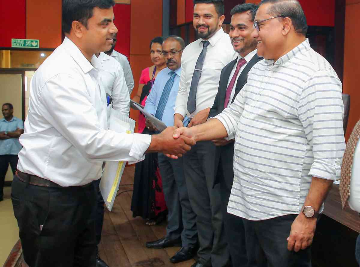 විදේශ රැකියා දේශපාලන හස්තයෙන් ගලවා ගත්තා - විජිත හේරත්