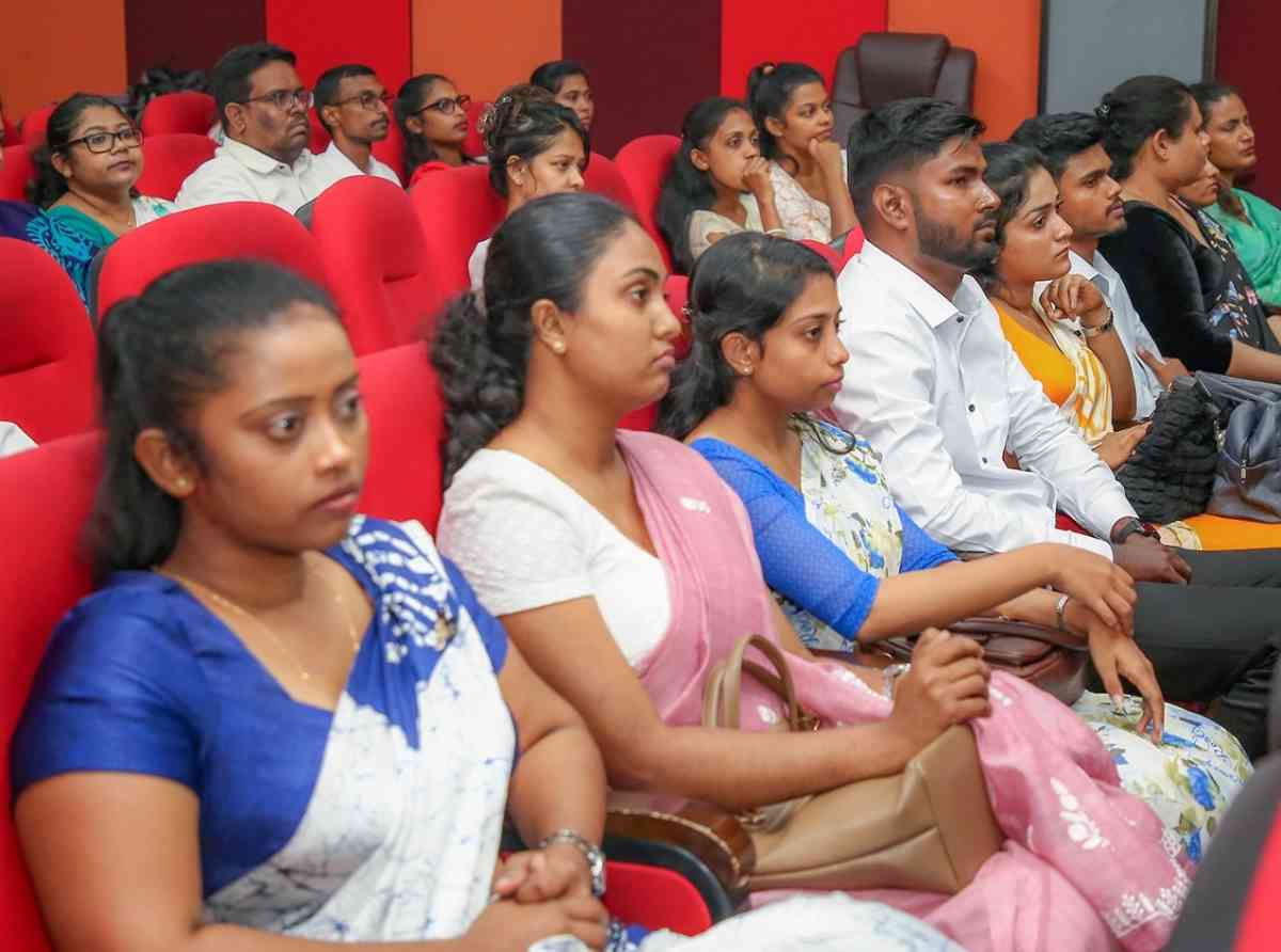 විදේශ සේවා නියුක්ති කාර්යාංශයට නව සේවකයින් බඳවා ගනියි